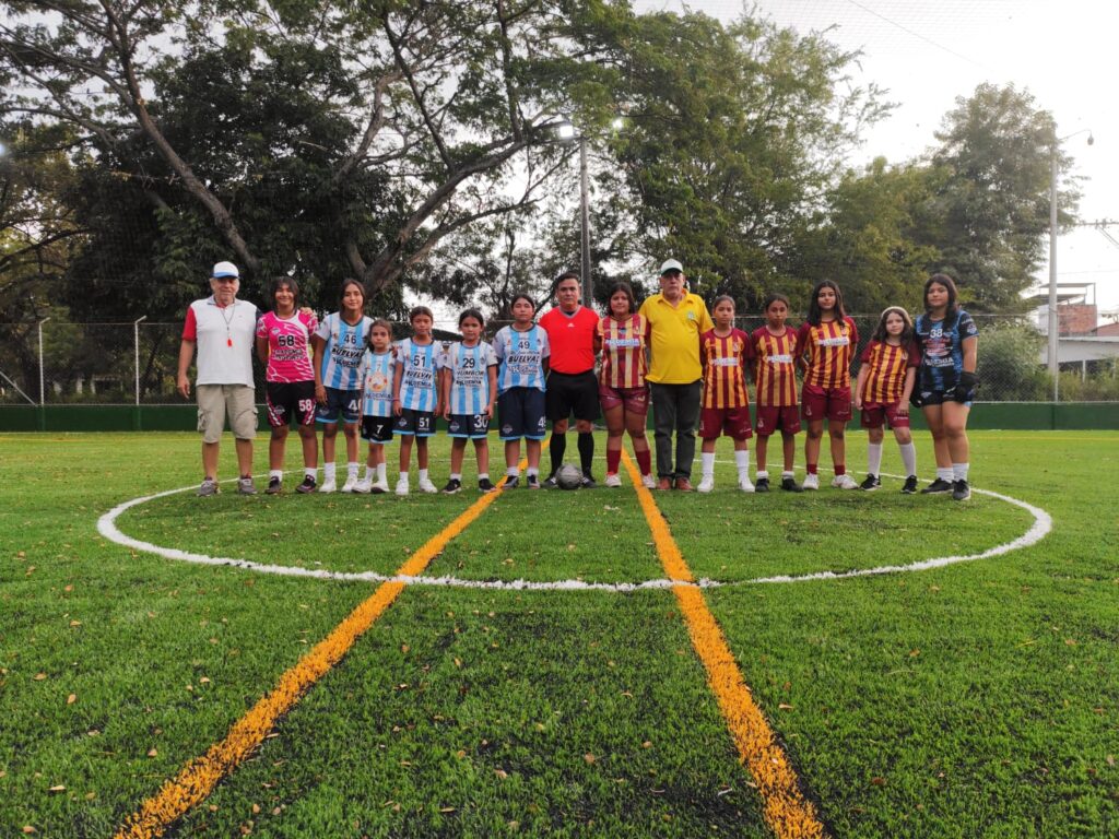 Equipo de futbol en cancha sintetica